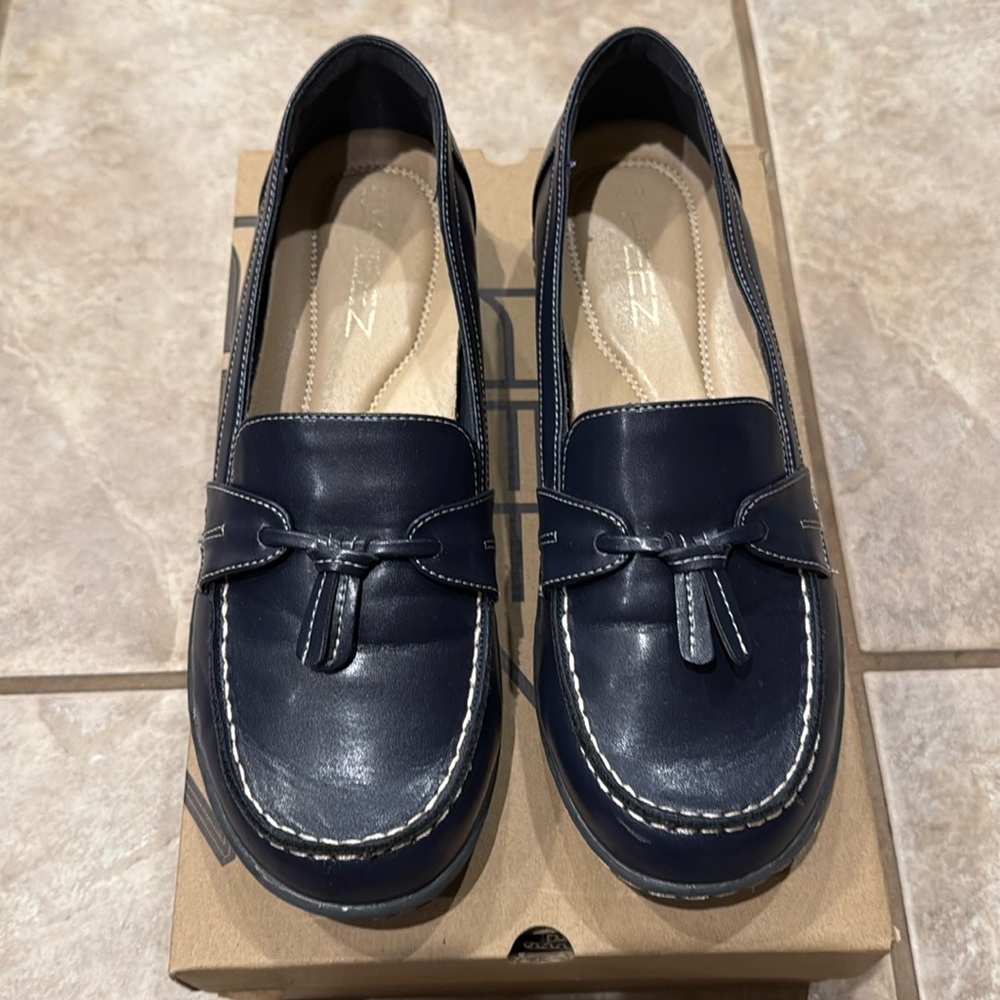 Heez Women’s Dark Navy Loafers, Size 8.5